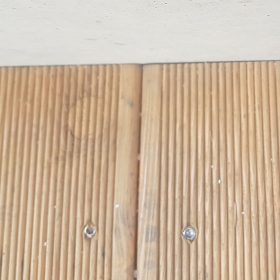 Brak dylatacji przy betonowym gazonie