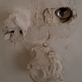 Brak lica podejścia wody z tynkiem