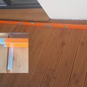 Brak płaszczyzny na tarasie z desek kompozytowych