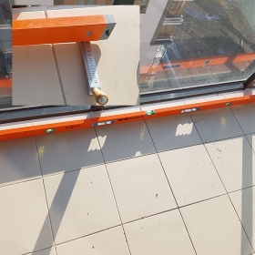 Brak płaszczyzny płytek na loggii