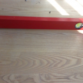 Brak poziomu podestu schodów drewnianych