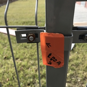 rdza na elementach ogrodzenia ogrodu