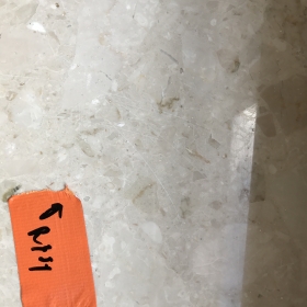 Rysy na parapecie wewnętrznym z konglomeratu