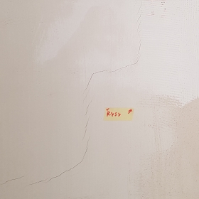 rysy schodkowe na tynku gipsowym