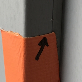 Uszkodzenia mechaniczne okleiny stolarki PCV