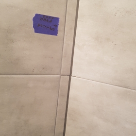 Zbyt mała docinka przy narożu ściany